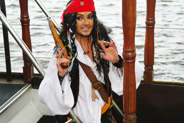Actor disfrazado de Jack Sparrow en una pasarela de un velero Castor-1 Imágenes de stock libres de derechos
