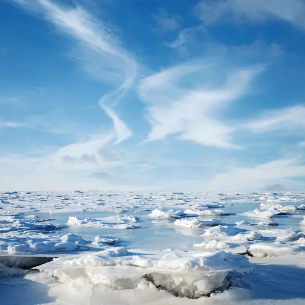 Блакитні хмари і заморожена вода — стокове фото