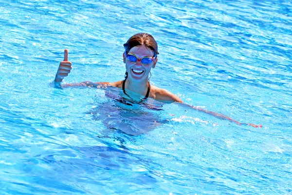 Dívka plavat úsměv a ok — Stock fotografie