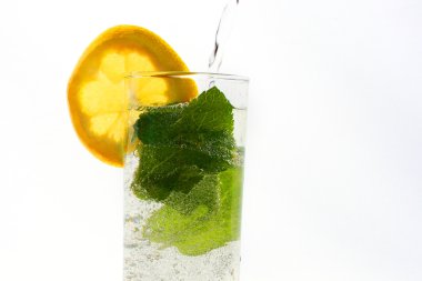 Mojito beyaz zemin üzerine kokteyl