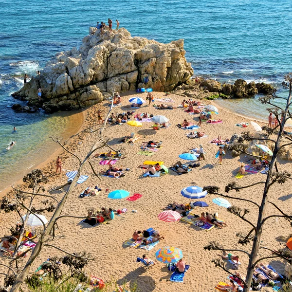 La roca grossa plaży sant pol de mar, Hiszpania — Zdjęcie stockowe