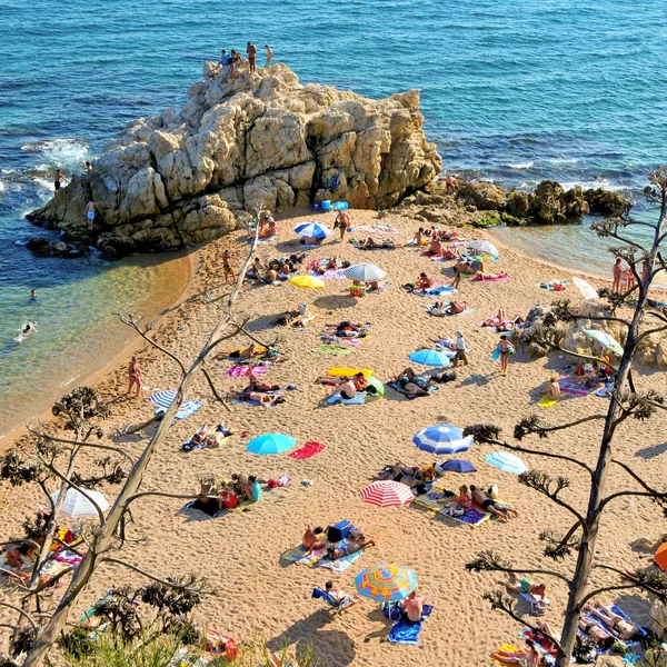 La roca grossa stranden i sant pol de mar, Spanien — Stockfoto