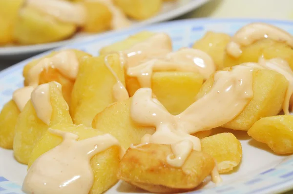 Typická španělská patatas bravas, kořeněné brambory — Stock fotografie