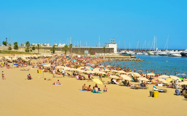 Пляж Barceloneta-Somorrostro в Барселоне, Испания — стоковое фото