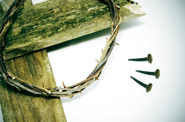 Coroa de espinhos, cruz e unhas — Fotografia de Stock