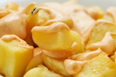 tipik İspanyol patatas bravas, baharatlı patates