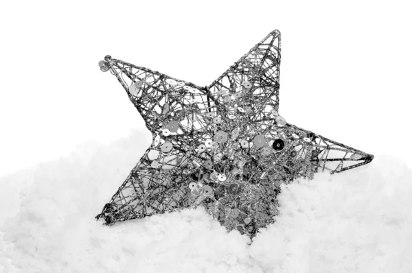 Estrella de Navidad en la nieve — Foto de Stock