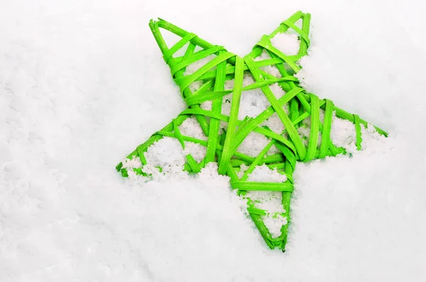 Estrella de Navidad en la nieve — Foto de Stock