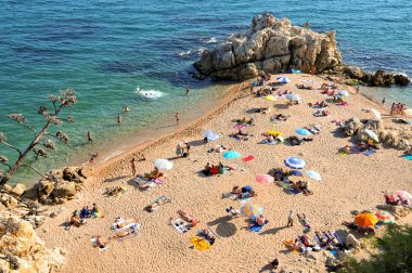 La roca grossa Beach'te sant pol de mar, İspanya