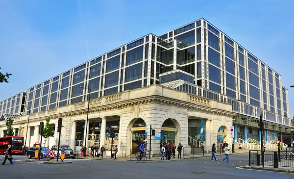 Oszlopsor található bevásárló központ, London, Egyesült Királyság — Stock Fotó