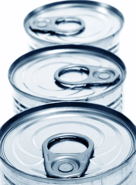 Primer plano de una pila de latas sobre un fondo blanco — Foto de Stock