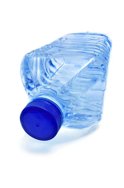 Garrafa de água de plástico em um fundo branco — Fotografia de Stock