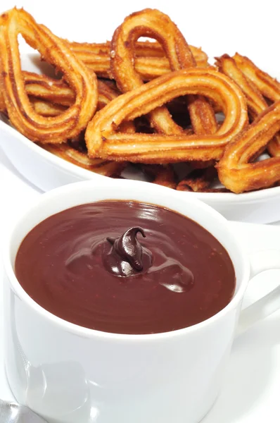 Churros con csokoládé, egy tipikus spanyol édes snack — Stock Fotó