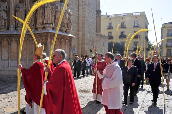 Archevêque de Tarragone entrant dans la cathédrale après la bénédiction — Photo