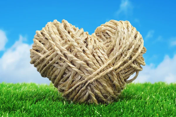 Верёвочное сердце на траве — стоковое фото
