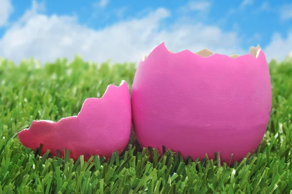 Rosa påsk ägg i gräset — Stockfoto