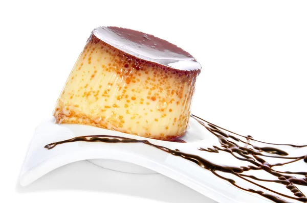Un plato con crema de caramelo —  Fotos de Stock
