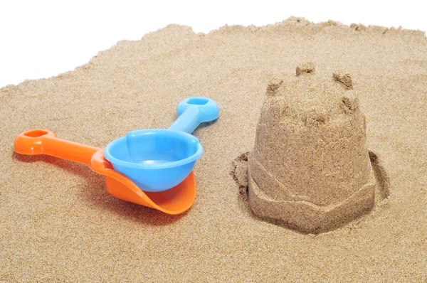 Castello di sabbia e palette da spiaggia — Foto Stock