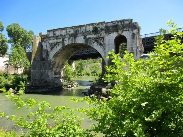 Rom, Brücke — Stockfoto