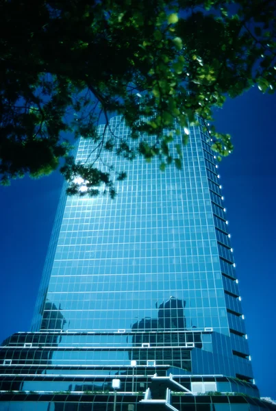 Hög upphov kontorsbyggnad — Stockfoto