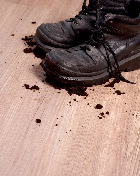 Schuhe auf dem Boden — Stockfoto