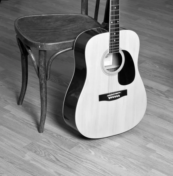 地板上的吉他 — 图库照片