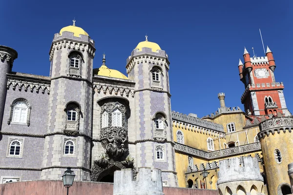 Замок Пена в голубом небе — стоковое фото