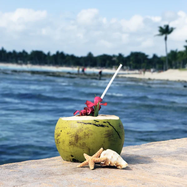 Beach drink — Stock Photo, Image