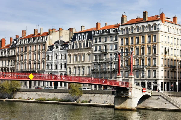 Река и красный пешеходный мост — стоковое фото