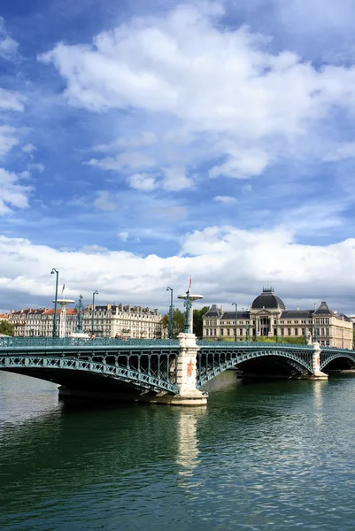 Brug over de rivier de Rhône — Stockfoto