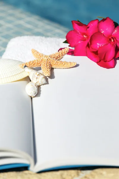 Estrella de mar en un libro — Foto de Stock