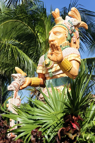 Estatua y palmera — Foto de Stock