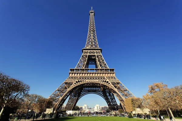 Slavná Eiffelova věž — Stock fotografie