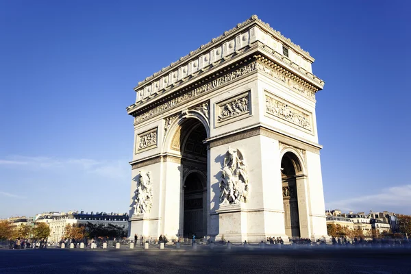 Pohled na slavné arc de triomphe — Stock fotografie