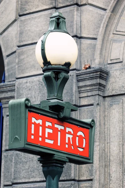 Röd och grön Metro Sign — Stockfoto