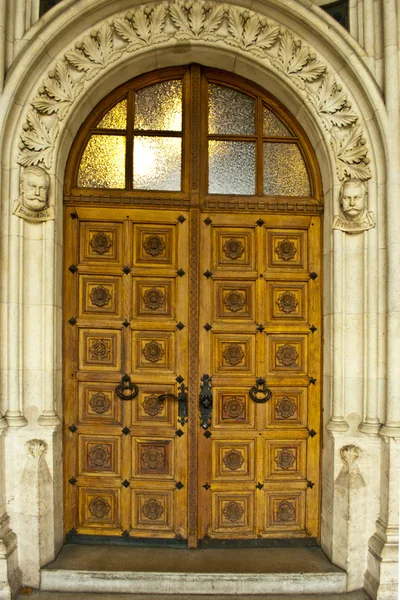 Detalhe da velha porta histórica — Fotografia de Stock