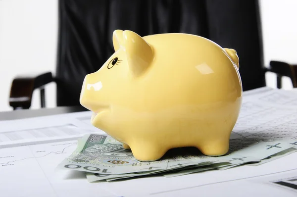 Piggybank и деньги — стоковое фото