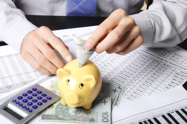Saving money in piggy — Stock Photo, Image