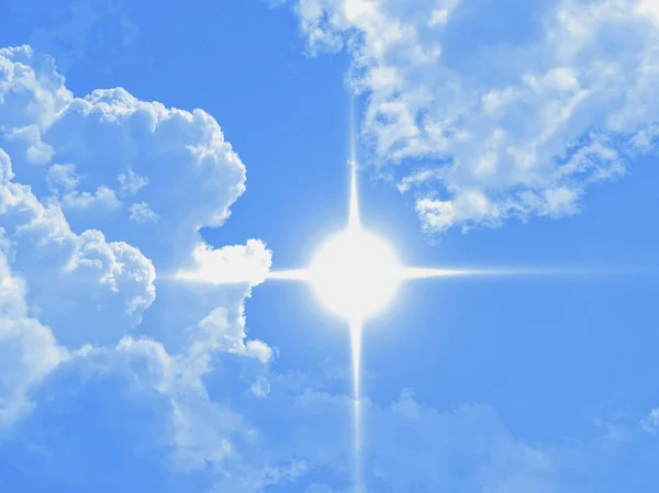 Bulutlu ve güneşli mavi gökyüzü — Stok fotoğraf