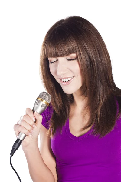 Счастливая девушка поет с микрофоном — стоковое фото