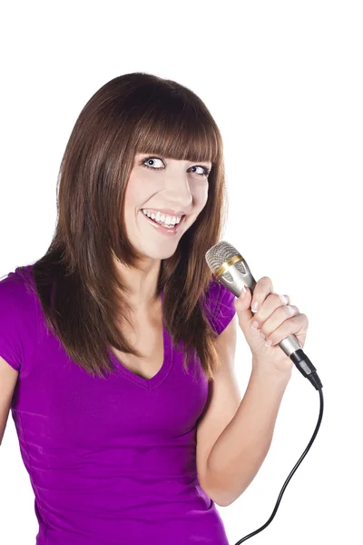 Giovane donna felice che canta con microfono — Foto Stock