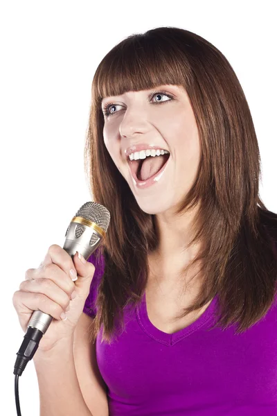 Jovem feliz cantando com microfone — Fotografia de Stock