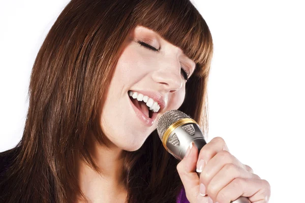 Glad ung kvinna sjunger med mikrofon — Stockfoto