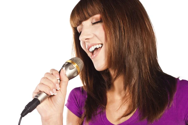 Fröhliche junge Frau singt mit Mikrofon — Stockfoto