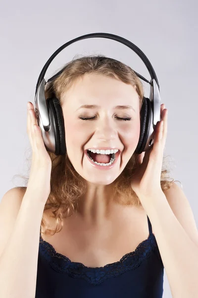 Красива жінка слухає і насолоджується музикою — стокове фото