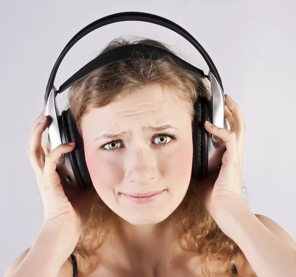 Ładna kobieta, słuchanie muzyki i muzyki — Zdjęcie stockowe