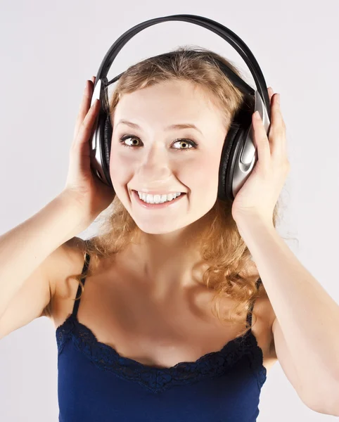 Mujer bonita escuchando, y disfrutando de la música — Foto de Stock