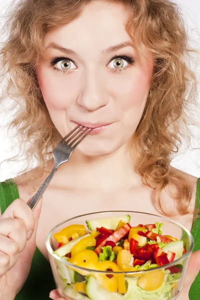 Здорова прекрасна жінка з салатом — стокове фото