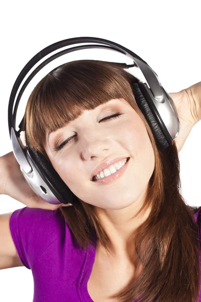 Bella donna ascoltando, e godendo della musica — Foto Stock