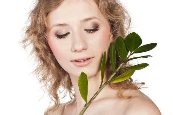 Folha verde perto de mulher beleza — Fotografia de Stock